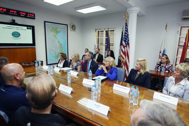 Phu nhân của phó tổng thống Mỹ cùng đoàn quan chức Mỹ đến thăm Văn phòng tìm kiếm người Mỹ mất tích (DPAA) ở Hà Nội. Ảnh: NGUYỄN KHÁNH