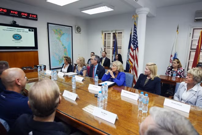 Phu nhân của phó tổng thống Mỹ cùng đoàn quan chức Mỹ đến thăm Văn phòng tìm kiếm người Mỹ mất tích (DPAA) ở Hà Nội. Ảnh: NGUYỄN KHÁNH