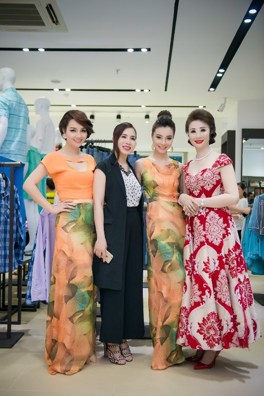 Chị em Mai Thu Huyền thân thiết với doanh nhân Vũ Thúy Nga – Chủ tịch 3F (phải) Chị em Mai Thu Huyền thân thiết với doanh nhân Vũ Thúy Nga – Chủ tịch 3F (phải)