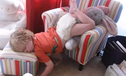 Cười nghiêng ngả với những tư thế ngủ hài hước