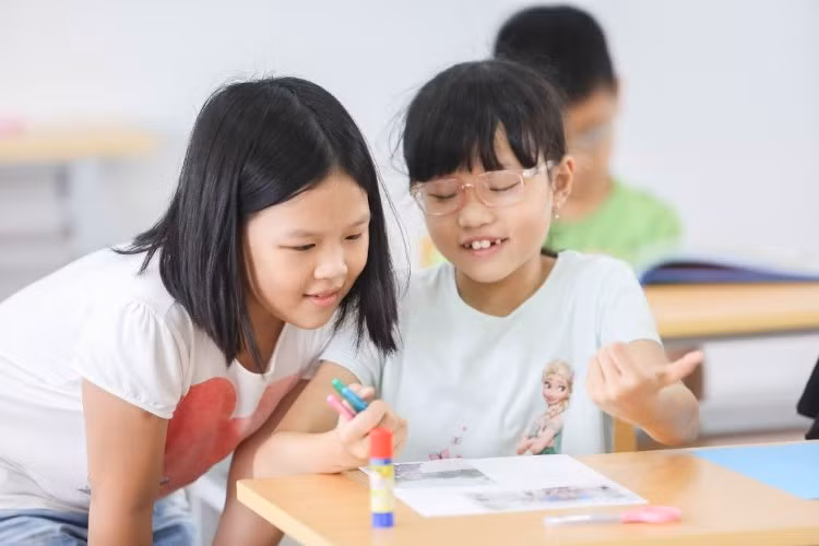 Cha mẹ cần dạy con rằng, người khác không được động chạm vào trẻ. Ảnh minh họa: Thế Đại.