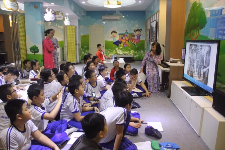 Học sinh tiểu học tại TPHCM tham gia học tập trải nghiệm tại Dinh Độc Lập. Ảnh minh họa