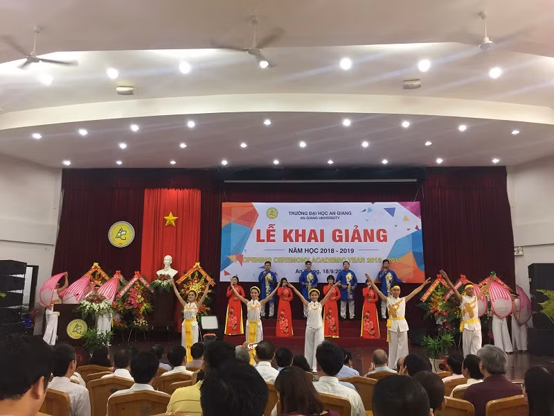 Tiết mục văn nghệ chào mừng lễ khai giảng 