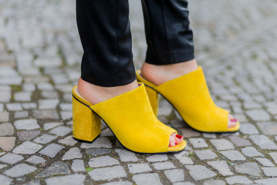 Phụ kiện màu vàng: Vàng là tông màu tượng trưng cho sự trẻ trung, năng động, đặc biệt đây cũng là màu sắc của lễ hội. Ngoài những set đồ tông vàng nổi bật, những phụ kiện như giày, túi xách... cũng giúp bạn nổi bật hơn nhiều. Phụ kiện màu vàng: Vàng là tông màu tượng trưng cho sự trẻ trung, năng động, đặc biệt đây cũng là màu sắc của lễ hội. Ngoài những set đồ tông vàng nổi bật, những phụ kiện như giày, túi xách... cũng giúp bạn nổi bật hơn nhiều.