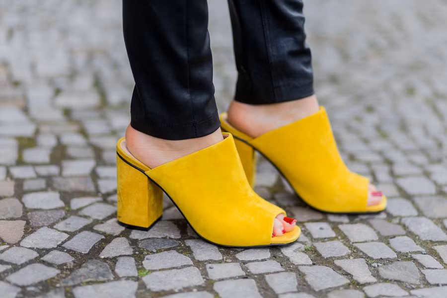 Phụ kiện màu vàng: Vàng là tông màu tượng trưng cho sự trẻ trung, năng động, đặc biệt đây cũng là màu sắc của lễ hội. Ngoài những set đồ tông vàng nổi bật, những phụ kiện như giày, túi xách... cũng giúp bạn nổi bật hơn nhiều. Phụ kiện màu vàng: Vàng là tông màu tượng trưng cho sự trẻ trung, năng động, đặc biệt đây cũng là màu sắc của lễ hội. Ngoài những set đồ tông vàng nổi bật, những phụ kiện như giày, túi xách... cũng giúp bạn nổi bật hơn nhiều.