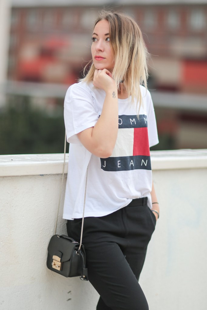 Áo thun in logo: Áo thun với những gam màu tươi tắn, đa dạng luôn là lựa chọn số một của bạn gái trong ngày nắng nóng. Mùa hè này, bạn có thể chọn những kiểu áo in logo nổi bật mà không kém phần trẻ trung. Những dòng chữ viết tay, hay phông chữ phóng to trở thành những chi tiết trang trí nổi bật cho bộ trang phục. Áo thun in logo: Áo thun với những gam màu tươi tắn, đa dạng luôn là lựa chọn số một của bạn gái trong ngày nắng nóng. Mùa hè này, bạn có thể chọn những kiểu áo in logo nổi bật mà không kém phần trẻ trung. Những dòng chữ viết tay, hay phông chữ phóng to trở thành những chi tiết trang trí nổi bật cho bộ trang phục.