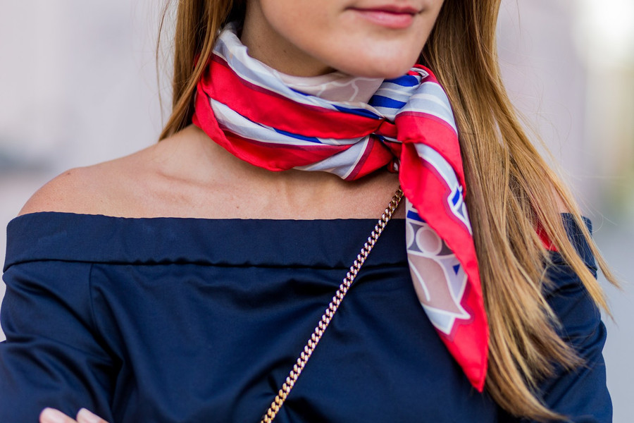 Khăn lụa mỏng: Không biến tấu hay thay đổi quá nhiều cách các cô gái vẫn thường hay cột khăn lụa, những chiếc khăn lụa nhỏ, mỏng giúp điểm xuyết cho bộ trang phục mà không hề nóng bức. Ngoài cách sử dụng khăn lụa để quấn cổ, bạn gái có thể sử dụng khăn làm băng đô hay làm vòng tay. Khăn lụa mỏng: Không biến tấu hay thay đổi quá nhiều cách các cô gái vẫn thường hay cột khăn lụa, những chiếc khăn lụa nhỏ, mỏng giúp điểm xuyết cho bộ trang phục mà không hề nóng bức. Ngoài cách sử dụng khăn lụa để quấn cổ, bạn gái có thể sử dụng khăn làm băng đô hay làm vòng tay.