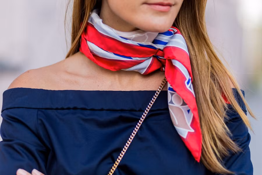 Khăn lụa mỏng: Không biến tấu hay thay đổi quá nhiều cách các cô gái vẫn thường hay cột khăn lụa, những chiếc khăn lụa nhỏ, mỏng giúp điểm xuyết cho bộ trang phục mà không hề nóng bức. Ngoài cách sử dụng khăn lụa để quấn cổ, bạn gái có thể sử dụng khăn làm băng đô hay làm vòng tay. Khăn lụa mỏng: Không biến tấu hay thay đổi quá nhiều cách các cô gái vẫn thường hay cột khăn lụa, những chiếc khăn lụa nhỏ, mỏng giúp điểm xuyết cho bộ trang phục mà không hề nóng bức. Ngoài cách sử dụng khăn lụa để quấn cổ, bạn gái có thể sử dụng khăn làm băng đô hay làm vòng tay.