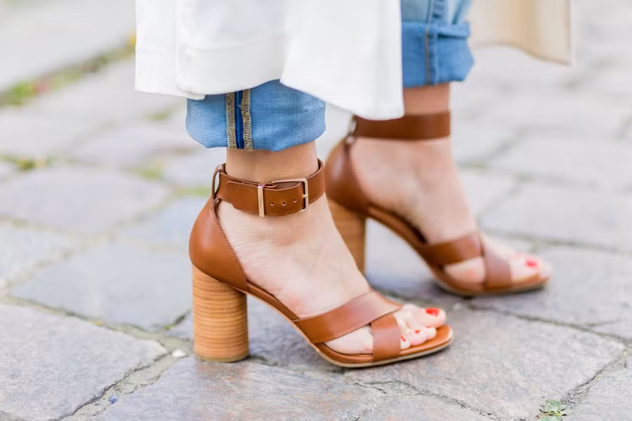 Sandals đế thô: Những đôi cao gót đế thô mang lại cảm giác thoải mái và chắc chân không gây đau nhức khi di chuyển, vì thế là sự lựa chọn tối ưu của mùa hè. Điều thú vị là sandals đế thô còn có thể kết hợp với nhiều loại trang phục từ quần jeans bụi bặm hay váy maxi tha thướt, đầm công sở lịch lãm. Sandals đế thô: Những đôi cao gót đế thô mang lại cảm giác thoải mái và chắc chân không gây đau nhức khi di chuyển, vì thế là sự lựa chọn tối ưu của mùa hè. Điều thú vị là sandals đế thô còn có thể kết hợp với nhiều loại trang phục từ quần jeans bụi bặm hay váy maxi tha thướt, đầm công sở lịch lãm.