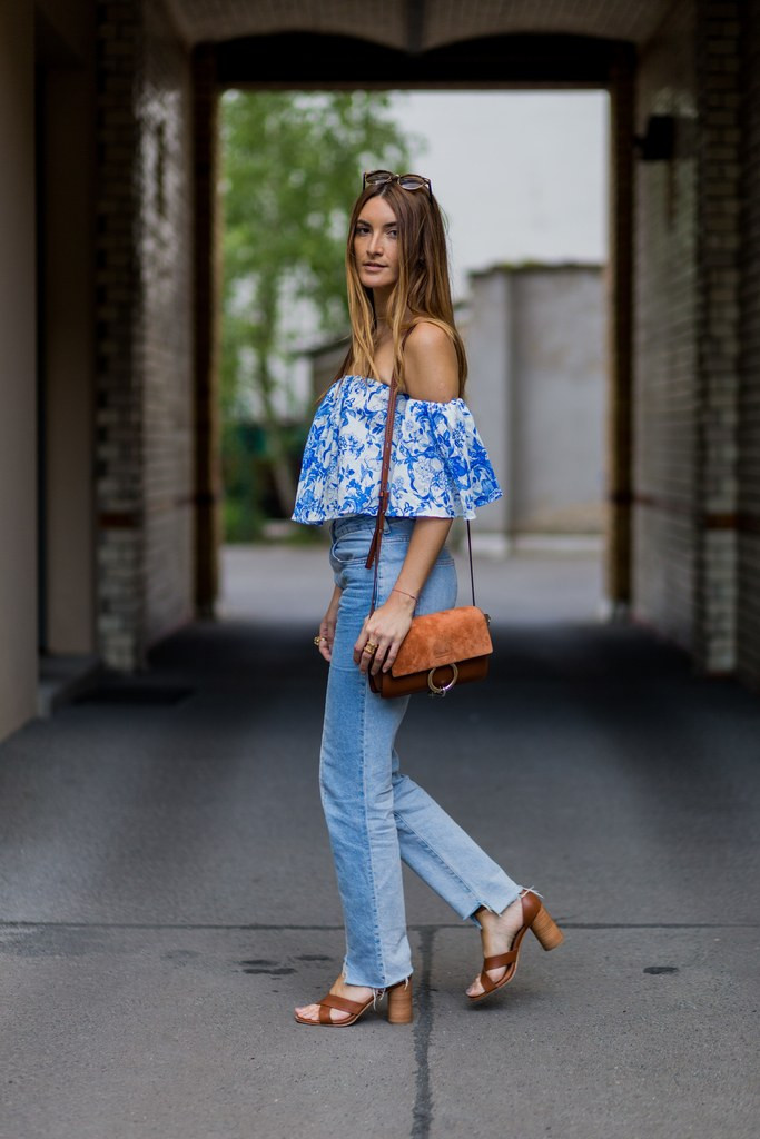 Áo trễ vai: Nhẹ nhàng, nữ tính nhưng không kém phần gợi cảm là đặc điểm phổ biến của xu hướng áo trễ vai đang gây sốt cho hè năm nay. Những chiếc áo trễ vai với chất liệu mát mẻ, những chi tiết phồng, bèo nhúm cá tính sẽ tạo nên sự mát mẻ, trẻ trung cho những ngày nắng nóng. Áo trễ vai: Nhẹ nhàng, nữ tính nhưng không kém phần gợi cảm là đặc điểm phổ biến của xu hướng áo trễ vai đang gây sốt cho hè năm nay. Những chiếc áo trễ vai với chất liệu mát mẻ, những chi tiết phồng, bèo nhúm cá tính sẽ tạo nên sự mát mẻ, trẻ trung cho những ngày nắng nóng.