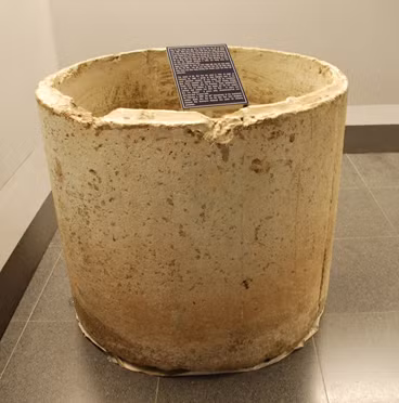 Ống cống này là vật dụng của gia đình ông Bùi Văn Vát ở ấp 5, xã Thạnh Phong, huyện Thạnh Phú, tỉnh Bến Tre. Đêm 25/2/1969, trong cuộc thảm sát ba đứa bé là cháu nội ông Vát đã ẩn nấp trong ống cống này nhưng vẫn bị lính biệt kích Mỹ sát hại. Ống cống này là vật dụng của gia đình ông Bùi Văn Vát ở ấp 5, xã Thạnh Phong, huyện Thạnh Phú, tỉnh Bến Tre. Đêm 25/2/1969, trong cuộc thảm sát ba đứa bé là cháu nội ông Vát đã ẩn nấp trong ống cống này nhưng vẫn bị lính biệt kích Mỹ sát hại.