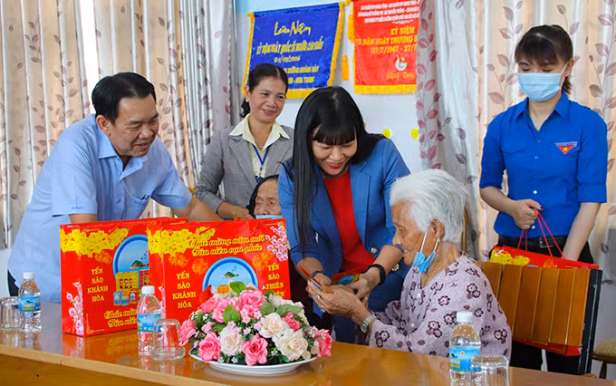 Lãnh đạo Công ty Yến Sào Khánh Hòa hỏi thăm sức khỏe và tặng quà cho các cụ.
