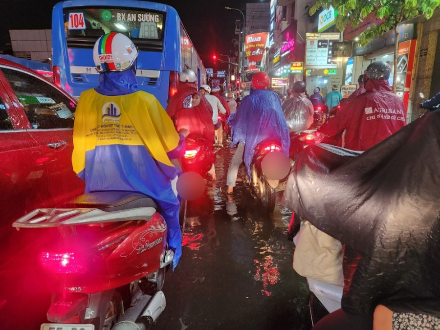 Nhiều khu vực trên địa bàn TPHCM ngập nặng sau cơn mưa ngày 15/5. Nhiều khu vực trên địa bàn TPHCM ngập nặng sau cơn mưa ngày 15/5.