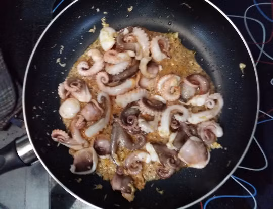  Xào bạch tuộc khoảng 5 phút 