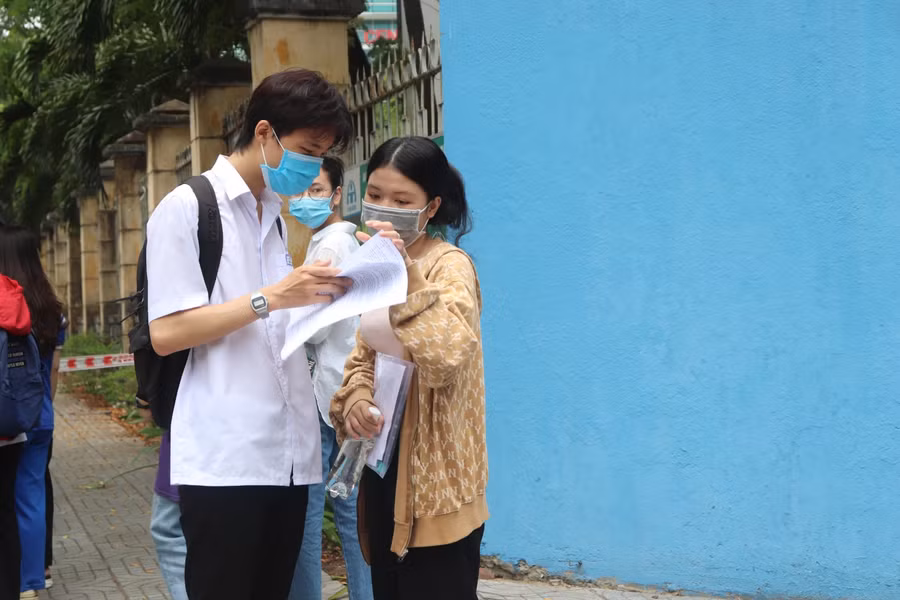 Thí sinh dự thi tại điểm thi Trường THPT Phan Châu Trinh trao đổi bài sau buổi thi.