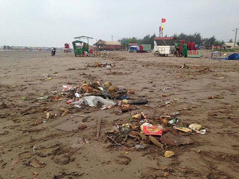 Kinh hoàng cảnh biển Cồn Vành ngập rác vì sự vô ý thức ảnh 4 Kinh hoàng cảnh biển Cồn Vành ngập rác vì sự vô ý thức ảnh 4