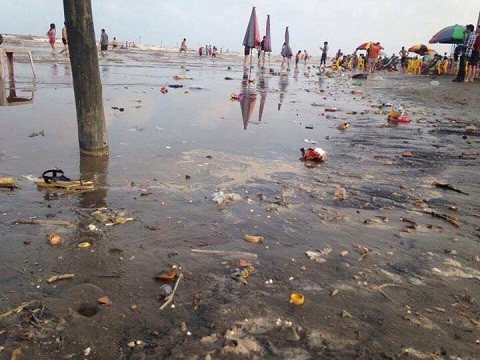 Bãi biển ngập rác trông rất mất vệ sinh - Ảnh: Linh Phương Nguyễn. Bãi biển ngập rác trông rất mất vệ sinh - Ảnh: Linh Phương Nguyễn.
