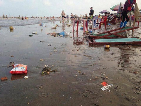 Bãi biển chỉ toàn rác và...rác. Bãi biển chỉ toàn rác và...rác.