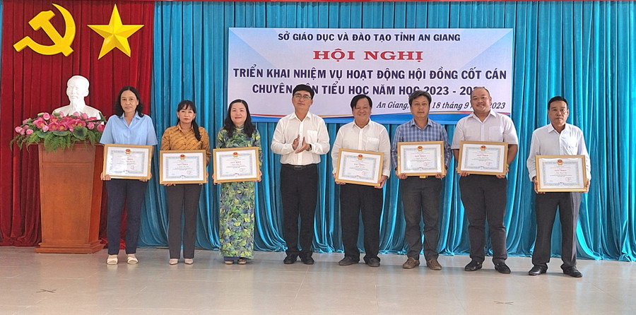 Sở GD&ĐT An Giang trao Giấy khen cho 22 cá nhân đã có thành tích xuất sắc trong thực hiện nhiệm vụ Hội đồng cốt cán chuyên môn tiểu học năm học 2022 – 2023 Sở GD&ĐT An Giang trao Giấy khen cho 22 cá nhân đã có thành tích xuất sắc trong thực hiện nhiệm vụ Hội đồng cốt cán chuyên môn tiểu học năm học 2022 – 2023