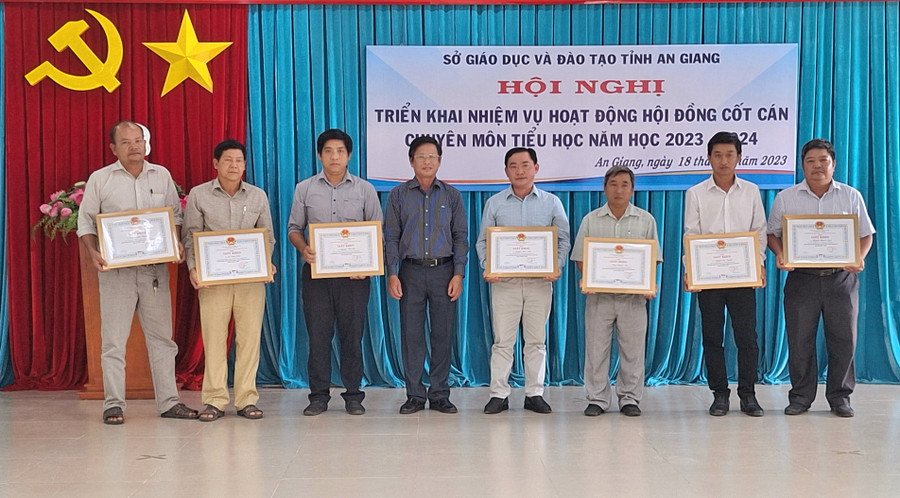 Sở GD&ĐT An Giang trao Giấy khen cho 22 cá nhân đã có thành tích xuất sắc trong thực hiện nhiệm vụ Hội đồng cốt cán chuyên môn tiểu học năm học 2022 – 2023 Sở GD&ĐT An Giang trao Giấy khen cho 22 cá nhân đã có thành tích xuất sắc trong thực hiện nhiệm vụ Hội đồng cốt cán chuyên môn tiểu học năm học 2022 – 2023