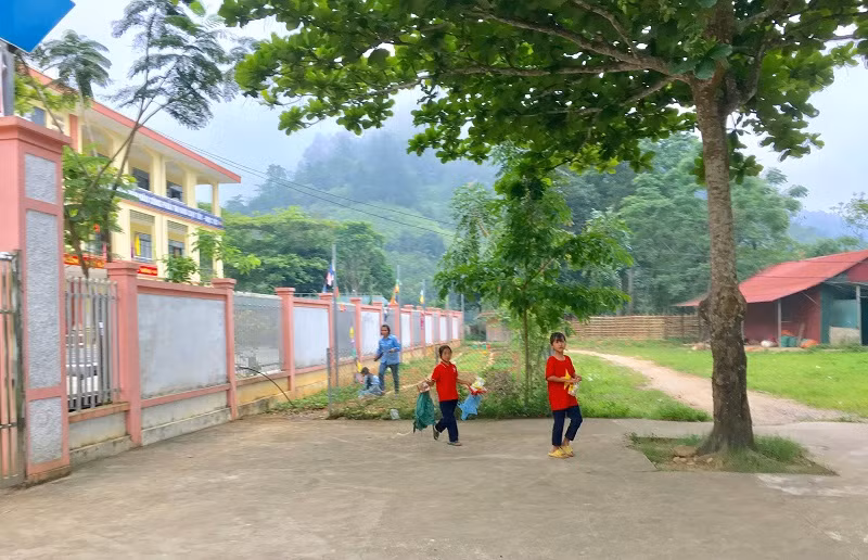 Cô và trò Trường Phổ thông DTBT Tiểu học và THCS Bum Tở chăm sóc vườn rau.