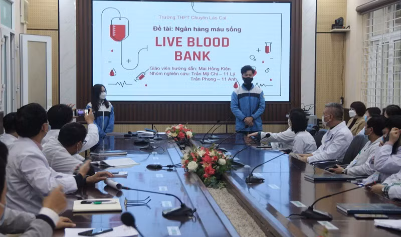 Nhóm học sinh trình bày dự án trước bác sĩ Bệnh viện Đa khoa Lào Cai. Ảnh: NTCC
