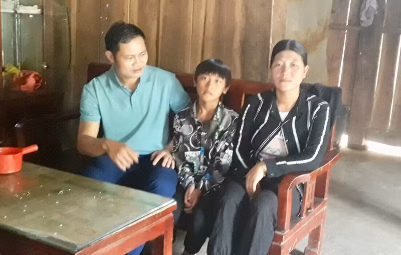 Giáo viên đến nhà vận động học sinh đến trường.