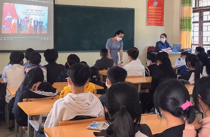 Các tổ tư vấn đẩy mạnh hoạt động hỗ trợ, định hướng giúp học sinh nắm bắt cách thức lựa chọn tổ hợp môn phù hợp để tự tin tiếp cận chương trình mới.