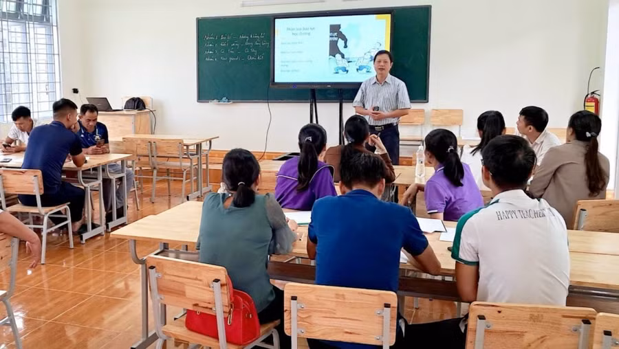 Giáo viên Kon Tum tham gia tập huấn, bồi dưỡng dạy tích hợp môn Khoa học tự nhiên.