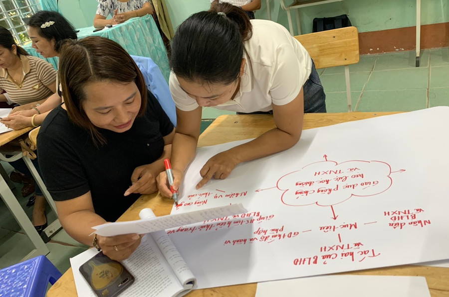 Giáo viên thảo luận, trao đổi nhằm chia sẻ cách làm hay, hiệu quả khi dạy 3 phân môn Khoa học tự nhiên.