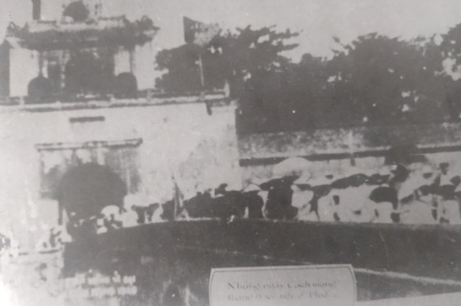 Nhân dân tuần hành qua cửa Thượng Tứ tham gia khởi nghĩa giành chính quyền ở Huế ngày 23/8/1945. Ảnh: Bảo tàng Lịch sử Thừa Thiên - Huế. Nhân dân tuần hành qua cửa Thượng Tứ tham gia khởi nghĩa giành chính quyền ở Huế ngày 23/8/1945. Ảnh: Bảo tàng Lịch sử Thừa Thiên - Huế.