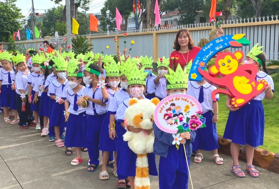 Niềm vui ngày khai giảng của cô trò tỉnh Tiền Giang. 