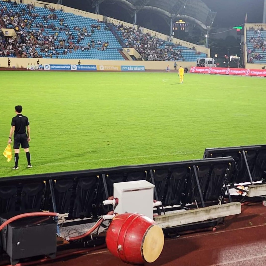 Cổ động viên Nam Định vứt trống xuống đường pitch sân Thiên Trường. Ảnh: Hội CĐV Nam Định. Cổ động viên Nam Định vứt trống xuống đường pitch sân Thiên Trường. Ảnh: Hội CĐV Nam Định.