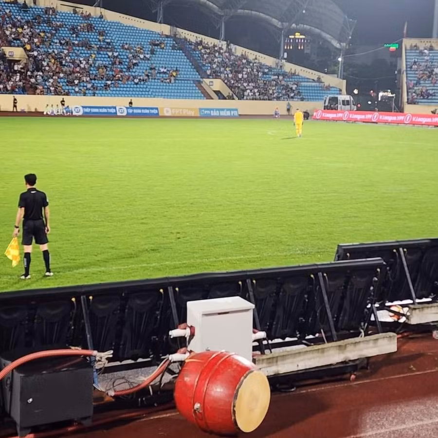 Cổ động viên Nam Định vứt trống xuống đường pitch sân Thiên Trường. Ảnh: Hội CĐV Nam Định.