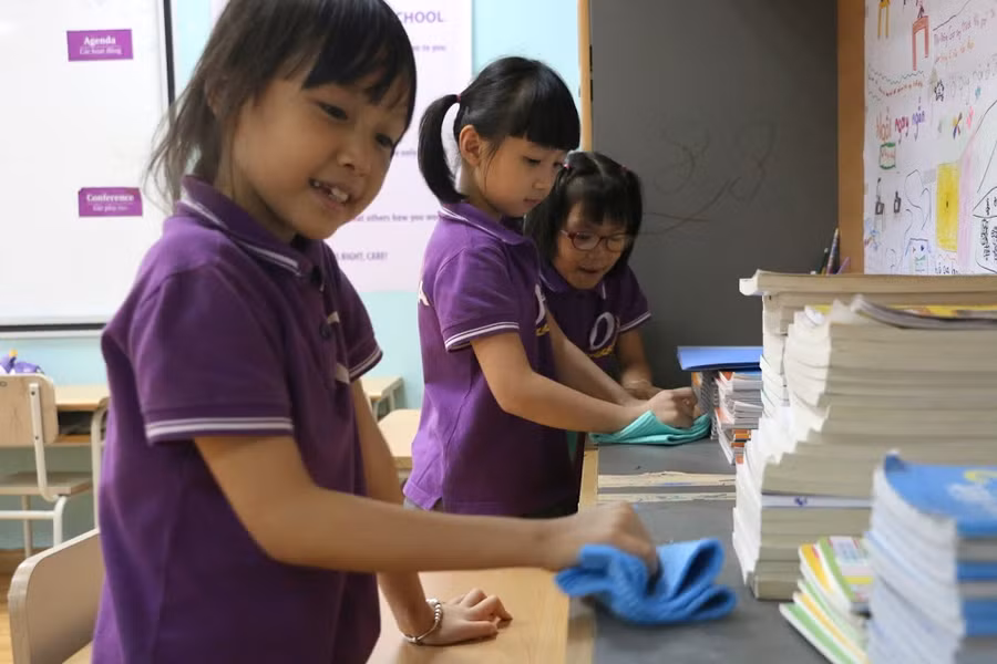 Học sinh Trường phổ thông liên cấp Olympia hào hứng vệ sinh lớp học