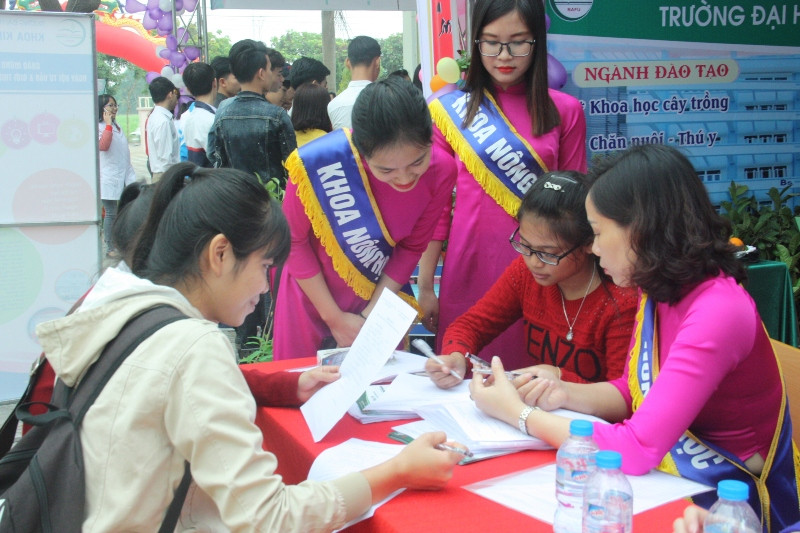 Học sinh tìm hiểu về ngành nghề tại Trường ĐH Nông lâm Bắc Giang