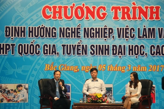 Các chuyên gia tư vấn tuyển sinh, hướng nghiệp tại ngày hội