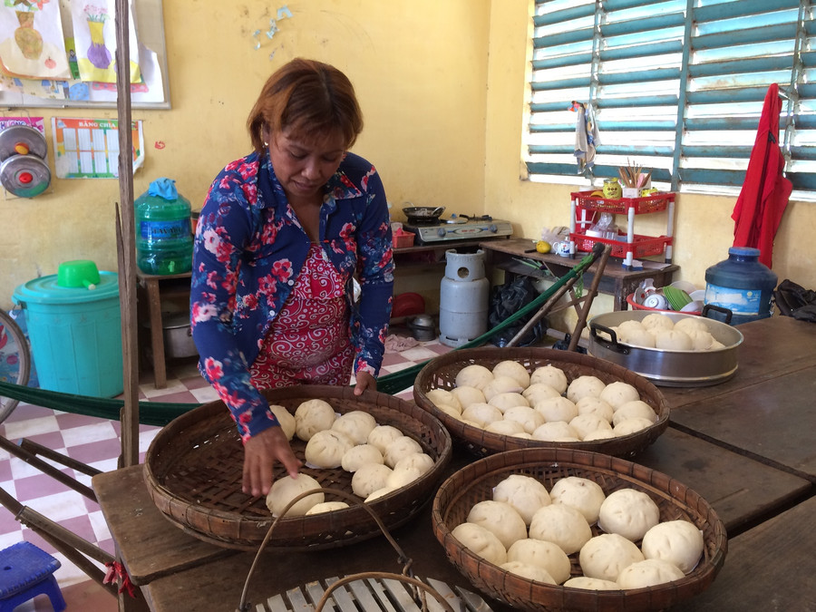 Người dân mất nhà do sạt lở phải ở tạm tại Trường TH A Mỹ Hội Đông