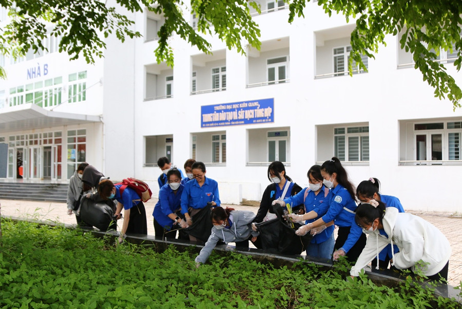 Đoàn viên nhặt rác, dọn dẹp vệ sinh khuôn viên Trường ĐH Kiên Giang. Đoàn viên nhặt rác, dọn dẹp vệ sinh khuôn viên Trường ĐH Kiên Giang.