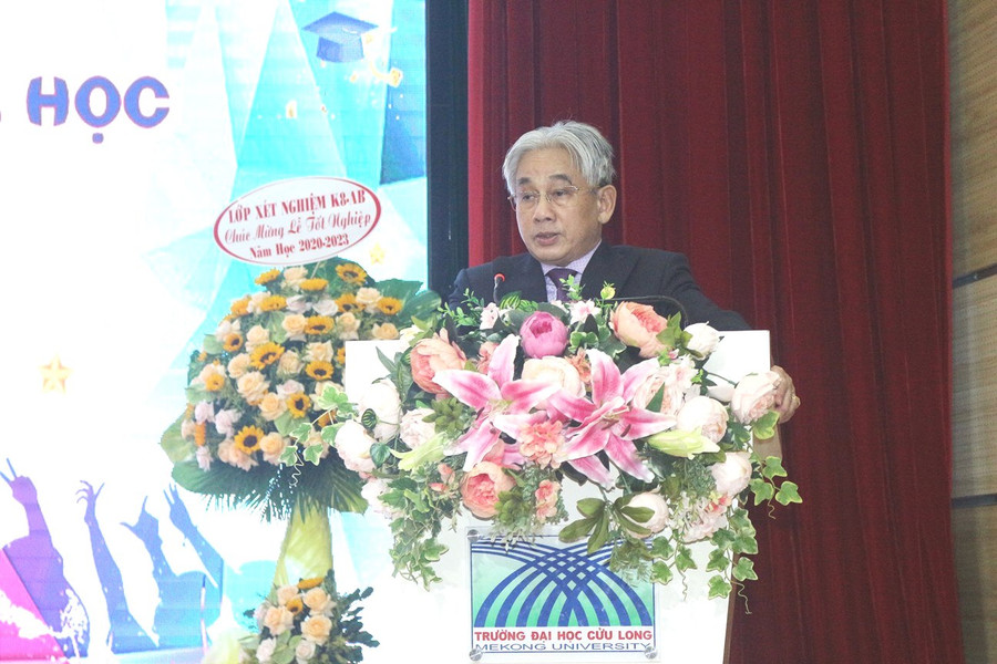 PGS.TS Lương Minh Cừ, Hiệu trưởng Trường ĐH Cửu Long phát biểu tại lễ tốt nghiệp. PGS.TS Lương Minh Cừ, Hiệu trưởng Trường ĐH Cửu Long phát biểu tại lễ tốt nghiệp.