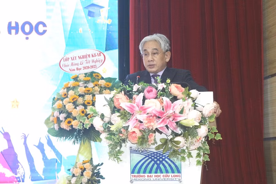 PGS.TS Lương Minh Cừ, Hiệu trưởng Trường ĐH Cửu Long phát biểu tại lễ tốt nghiệp.