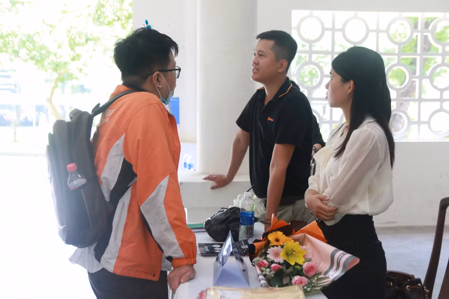 Các nhà tuyển dụng tư vấn việc làm cho sinh viên.