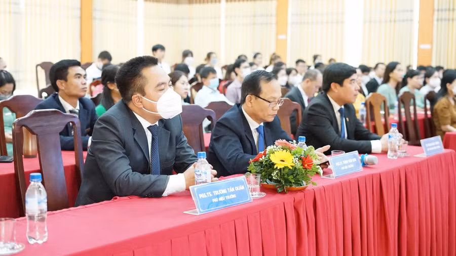 Buổi lễ Khảo sát chính thức đánh giá chất lượng chương trình đào tạo chính quy trình độ đại học.