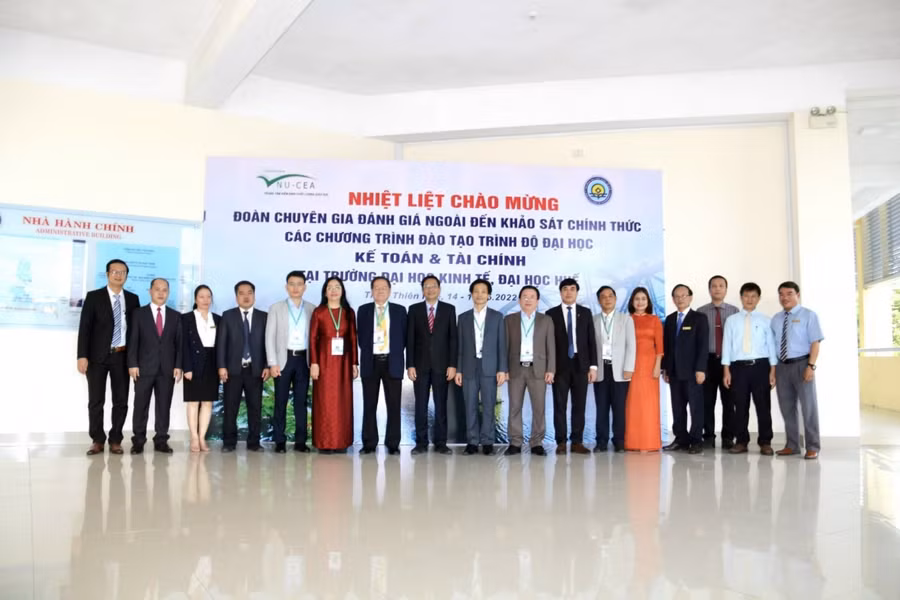 Đoàn chuyên gia chụp ảnh lưu niệm cùng lãnh đạo nhà trường.