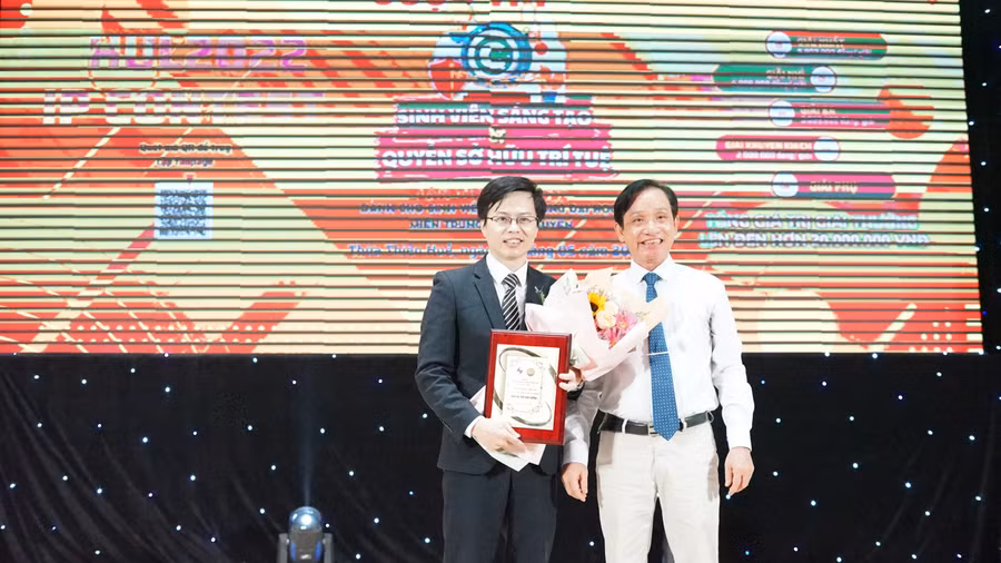 PGS.TS. Đoàn Đức Lương, Hiệu trưởng trường Đại học Luật - Đại học Huế tăng cho nhà tài trợ của chương trình.