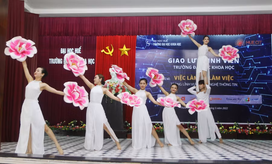 Nhiều tiết mục văn nghệ đặc sắc tại chương trình.