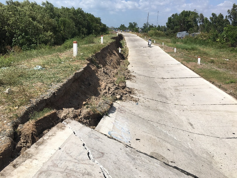 Hạn hán làm sụt lún tuyến đường đê biển Tây, huyện Trần Văn Thời (Cà Mau). Ảnh: V. Hữu.