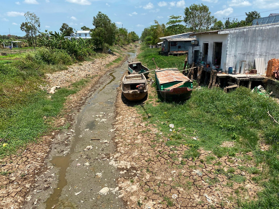 Kênh rạch ở xã Trần Hợi, huyện Trần Văn Thời (Cà Mau) khô trơ đáy.