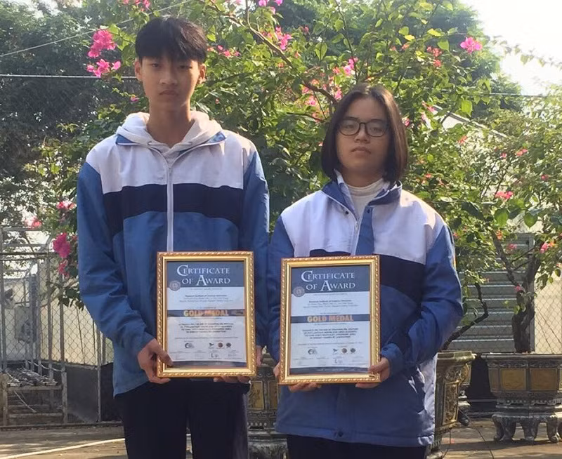 Phạm Linh Tú (phải), Đỗ Khánh Duy (trái), học sinh Trường THPT chuyên Lào Cai đã đoạt Huy chương Vàng tại cuộc thi Sáng chế Quốc tế Prix Eiffel 2021 (Pháp). Ảnh: NTCC