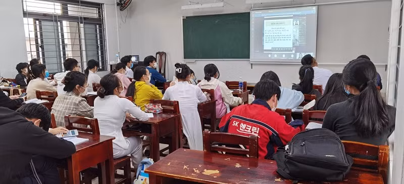 Mô hình lớp học 2 trong 1 – kết hợp dạy học trực tiếp và trực tuyến tại Trường THPT Hoàng Hoa Thám (quận Sơn Trà, TP Đà Nẵng). 